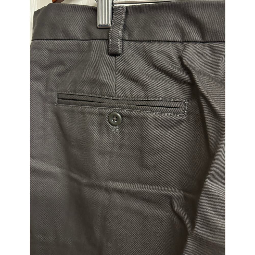 Izod Mens Chino Pants 42x32 Olive Straight Flat Front Non Iron Cotton NWt New - Picture 7 of 10